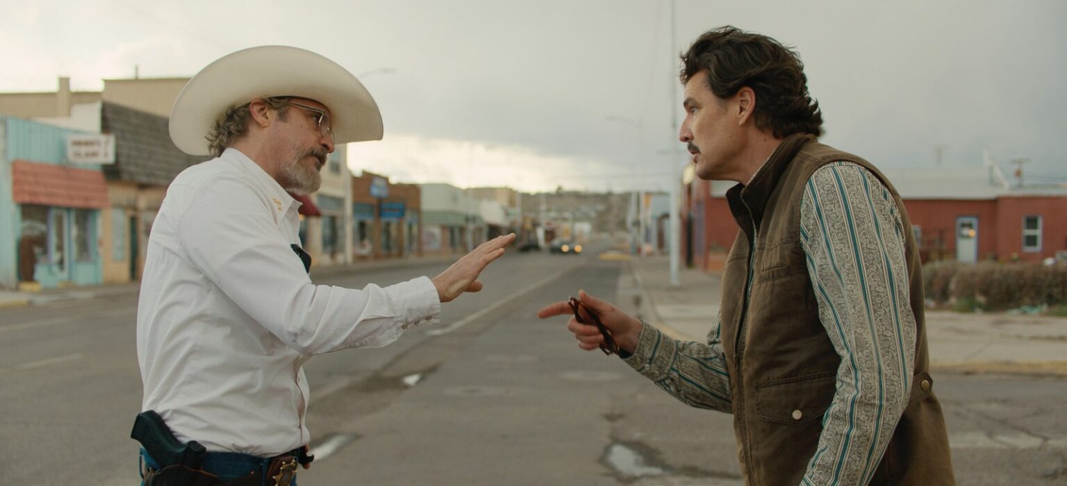Joaquin Phoenix e Pedro Pascal in una scena di Eddington - ©A24