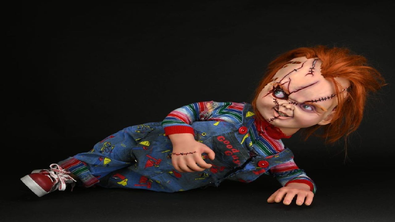 Una replica del pupazzo Chucky
