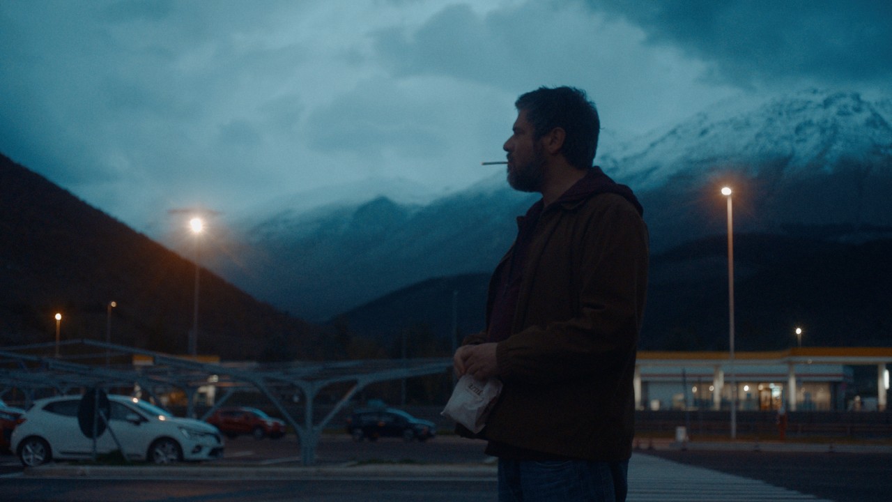 Edoardo Pesce in una scena di Come gocce d'acqua