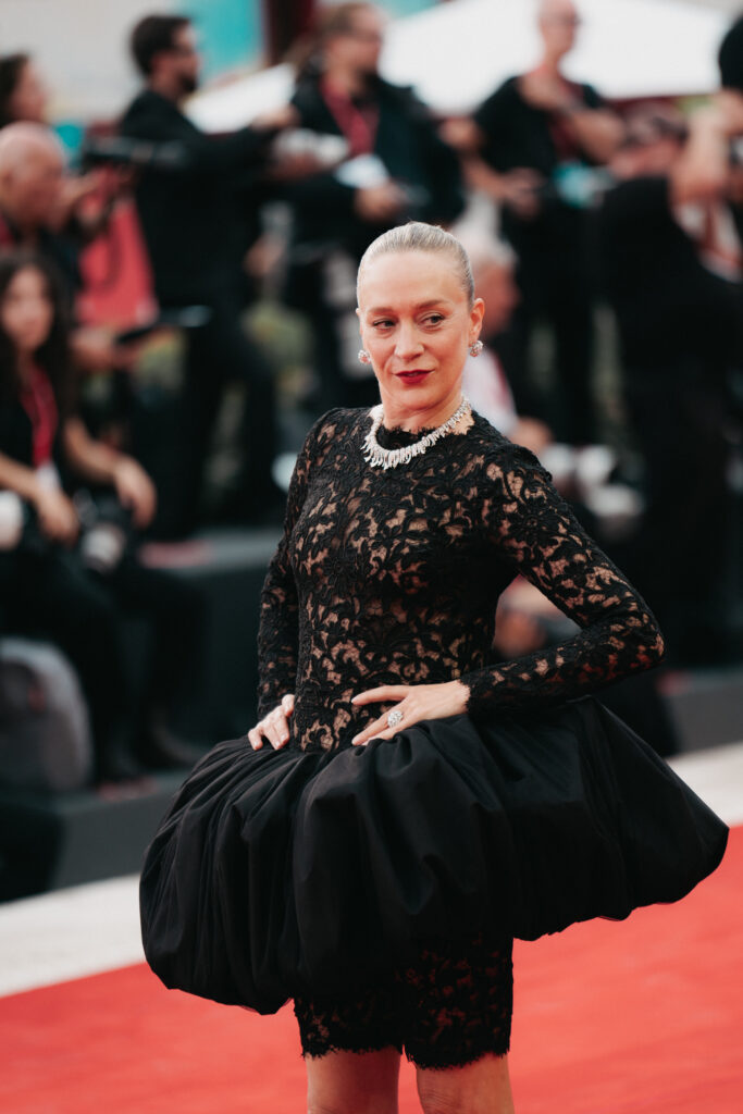 Chloë Sevigny al photocall per la Mostra del cinema di Venezia 82 - © Giulia Parmigiani per ScreenWorld.it