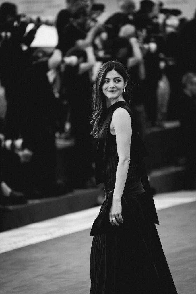 Monica Barbaro al photocall per la Mostra del cinema di Venezia 82 - © Giulia Parmigiani per ScreenWorld.it