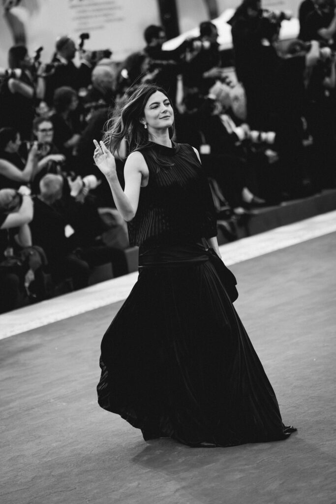 Monica Barbaro al photocall per la Mostra del cinema di Venezia 82 - © Giulia Parmigiani per ScreenWorld.it