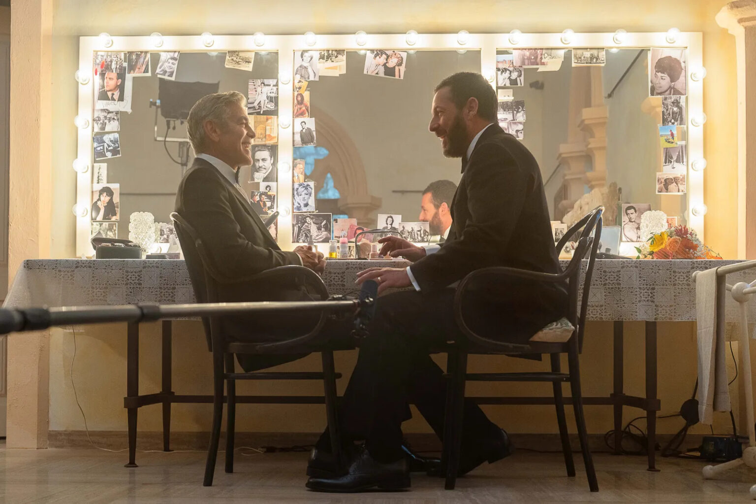 George Clooney e Adam Sandler in una scena di Jay Kelly