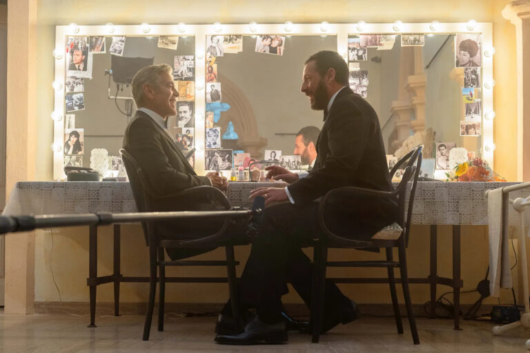 George Clooney e Adam Sandler in una scena di Jay Kelly