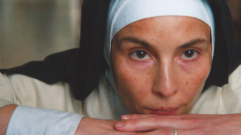 Noomi Rapace come Maria Teresa di Calcutta in Mother, fonte: Sisters and Brother Mitevski