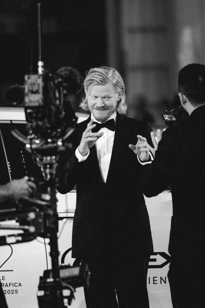 Jesse Plemons al photocall per la Mostra del cinema di Venezia 82 - © Giulia Parmigiani per ScreenWorld.it