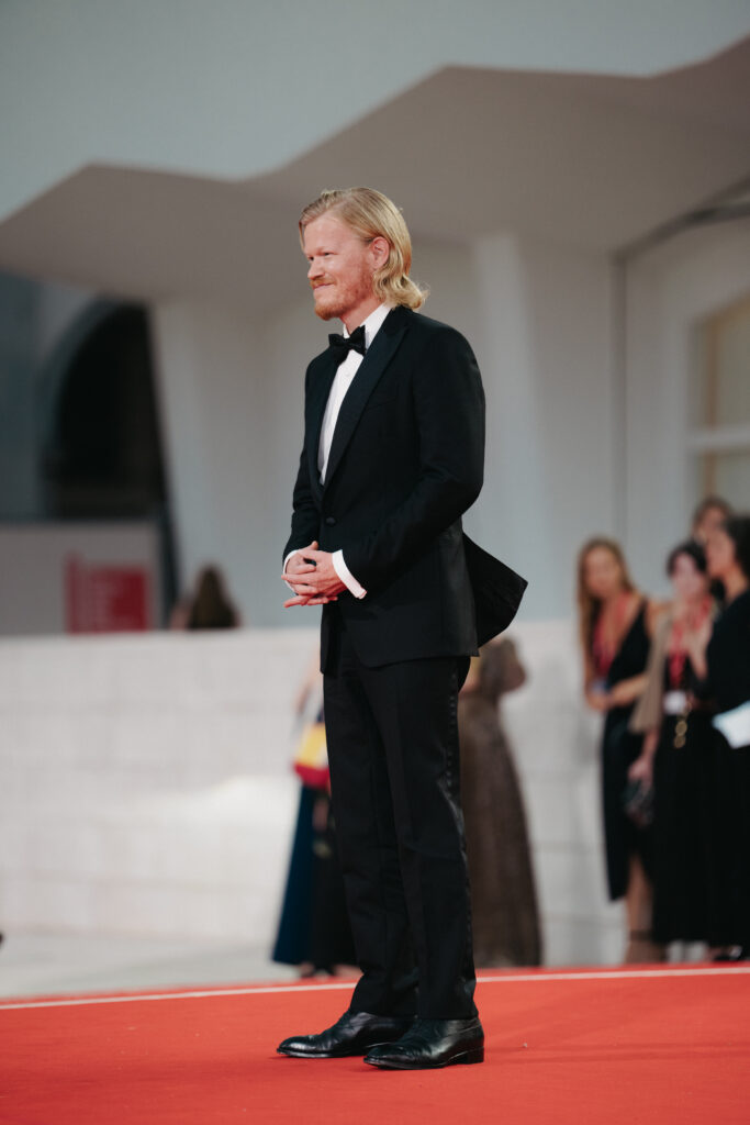 Jesse Plemons al photocall per la Mostra del cinema di Venezia 82 - © Giulia Parmigiani per ScreenWorld.it