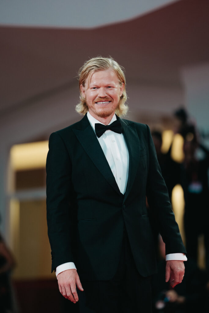 Jesse Plemons al photocall per la Mostra del cinema di Venezia 82 - © Giulia Parmigiani per ScreenWorld.it