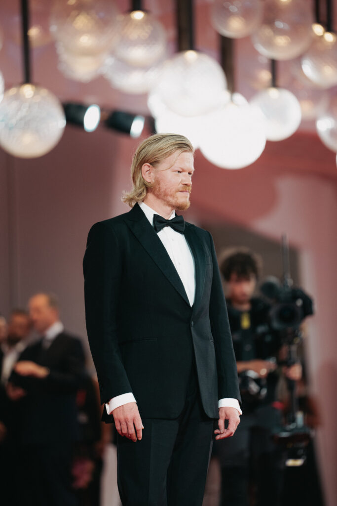 Jesse Plemons al photocall per la Mostra del cinema di Venezia 82 - © Giulia Parmigiani per ScreenWorld.it