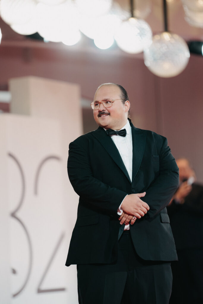 Stavros Halkias al photocall per la Mostra del cinema di Venezia 82 - © Giulia Parmigiani per ScreenWorld.it