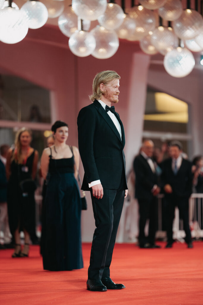 Jesse Plemons al photocall per la Mostra del cinema di Venezia 82 - © Giulia Parmigiani per ScreenWorld.it