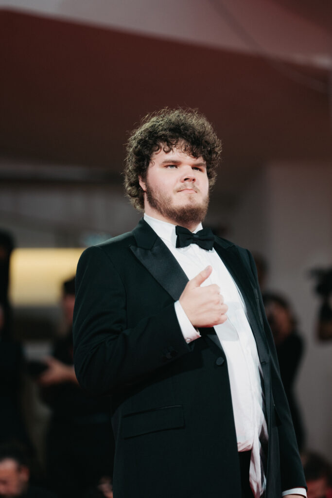 Aidan Delbis al photocall per la Mostra del cinema di Venezia 82 - © Giulia Parmigiani per ScreenWorld.it