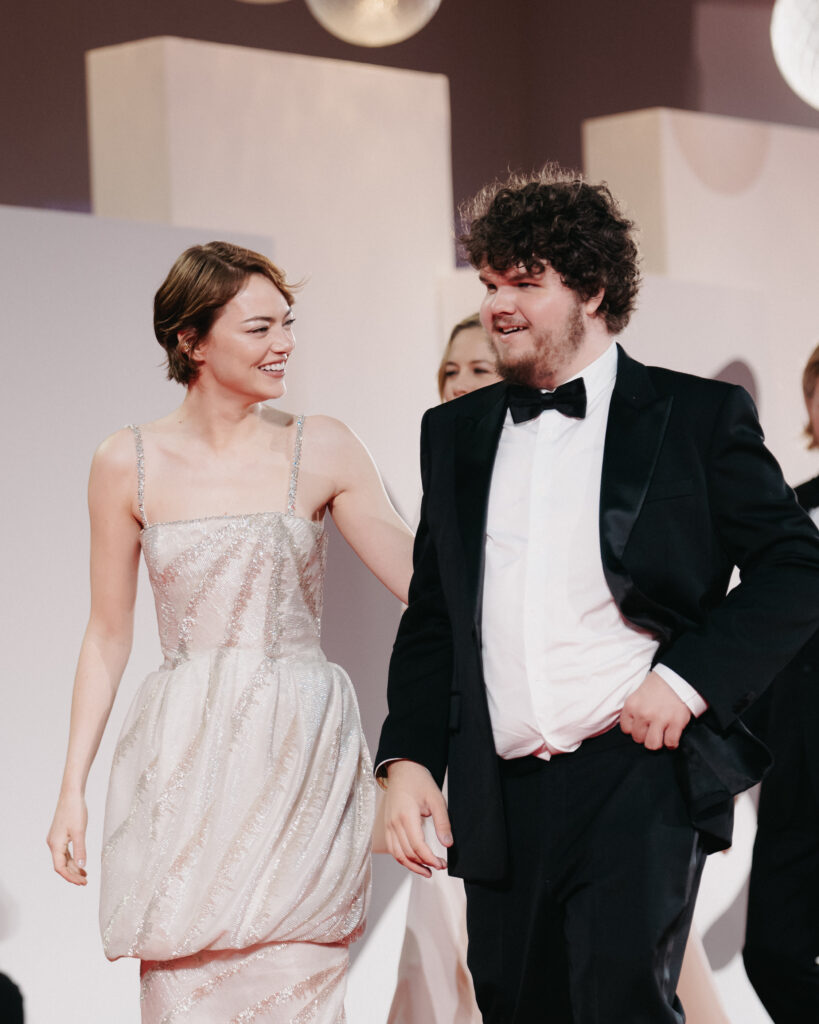 Aidan Delbis e Emma Stone al photocall per la Mostra del cinema di Venezia 82 - © Giulia Parmigiani per ScreenWorld.it
