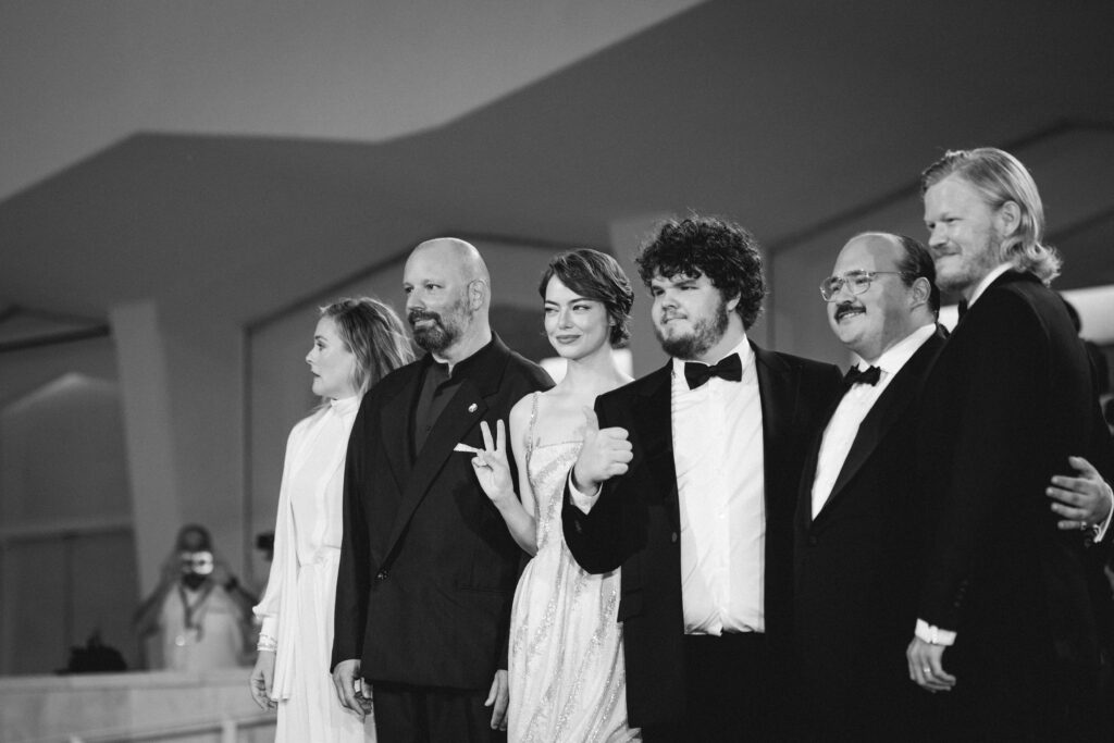 Il cast di Bugonia al photocall per la Mostra del cinema di Venezia 82 - © Giulia Parmigiani per ScreenWorld.it