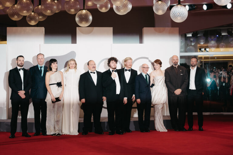 Il cast di Bugonia al photocall per la Mostra del cinema di Venezia 82 - © Giulia Parmigiani per ScreenWorld.it