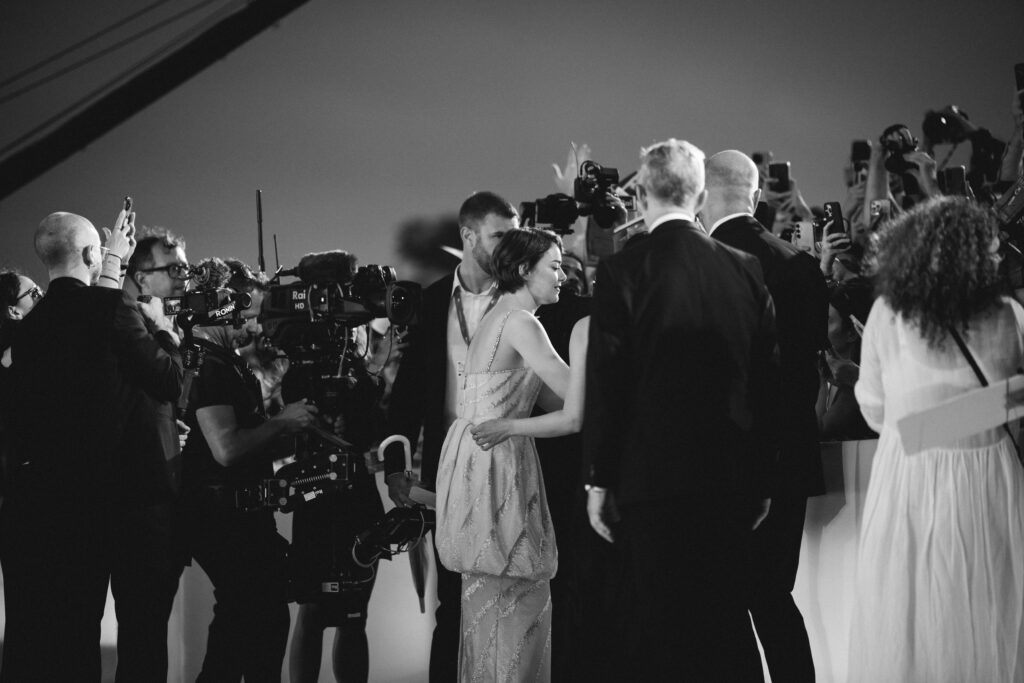 Il cast di Bugonia al photocall per la Mostra del cinema di Venezia 82 - © Giulia Parmigiani per ScreenWorld.it