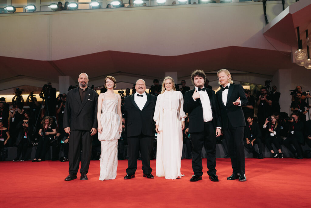 Il cast di Bugonia al photocall per la Mostra del cinema di Venezia 82 - © Giulia Parmigiani per ScreenWorld.it