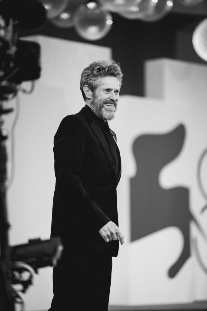 Willem Dafoe al photocall per la Mostra del cinema di Venezia 82 - © Giulia Parmigiani per ScreenWorld.it