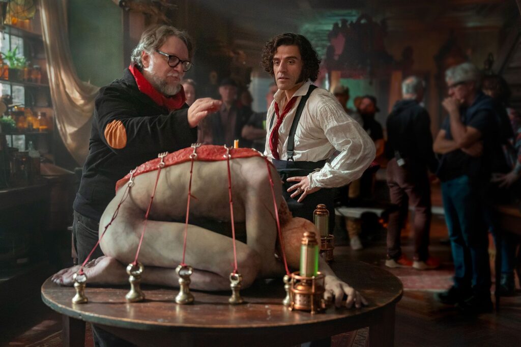 Guillermo del Toro e Oscar Isaac sul set di Frankenstein 