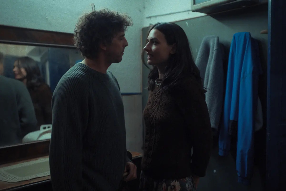 Romana Maggiora Vergano e Michele Riondino in una scena de La valle dei sorrisi