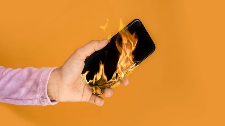 Foto di uno smartphone in fiamme