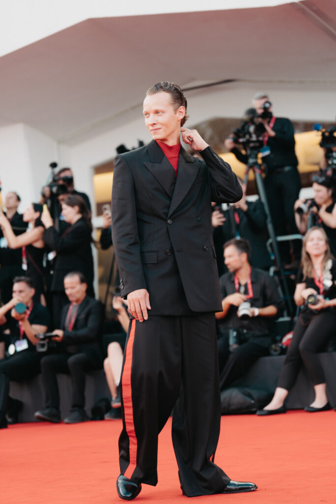 Felix Kammerer al photocall per la Mostra del cinema di Venezia 82 - © Giulia Parmigiani per ScreenWorld.it