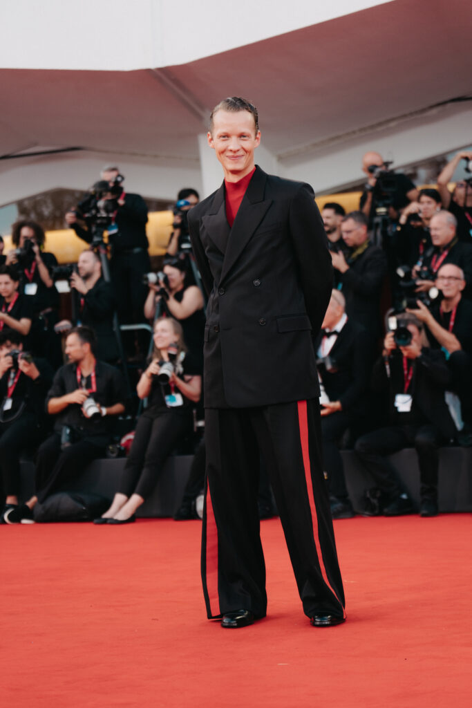 Felix Kammerer al photocall per la Mostra del cinema di Venezia 82 - © Giulia Parmigiani per ScreenWorld.it