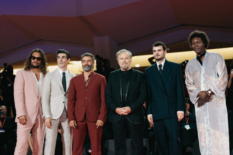 Il cast di In The Hand of Dante al photocall per la Mostra del cinema di Venezia 82 - © Giulia Parmigiani per ScreenWorld.it