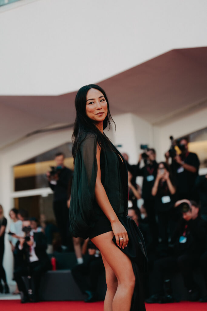 Greta Lee al photocall per la Mostra del cinema di Venezia 82 - © Giulia Parmigiani per ScreenWorld.it