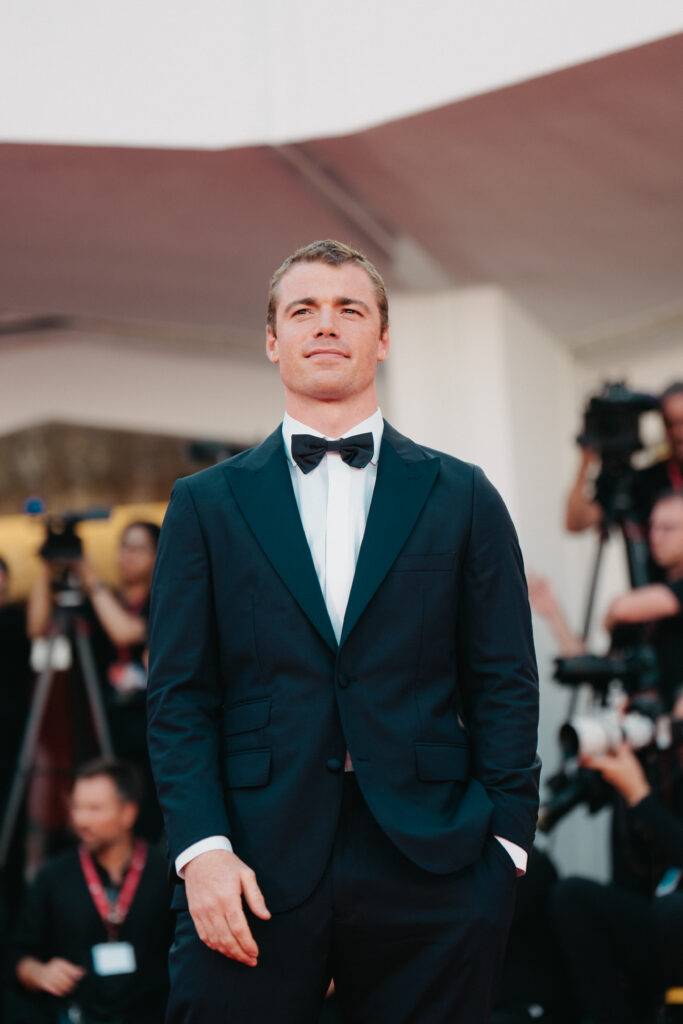 Gabriel Basso al photocall per la Mostra del cinema di Venezia 82 - © Giulia Parmigiani per ScreenWorld.it