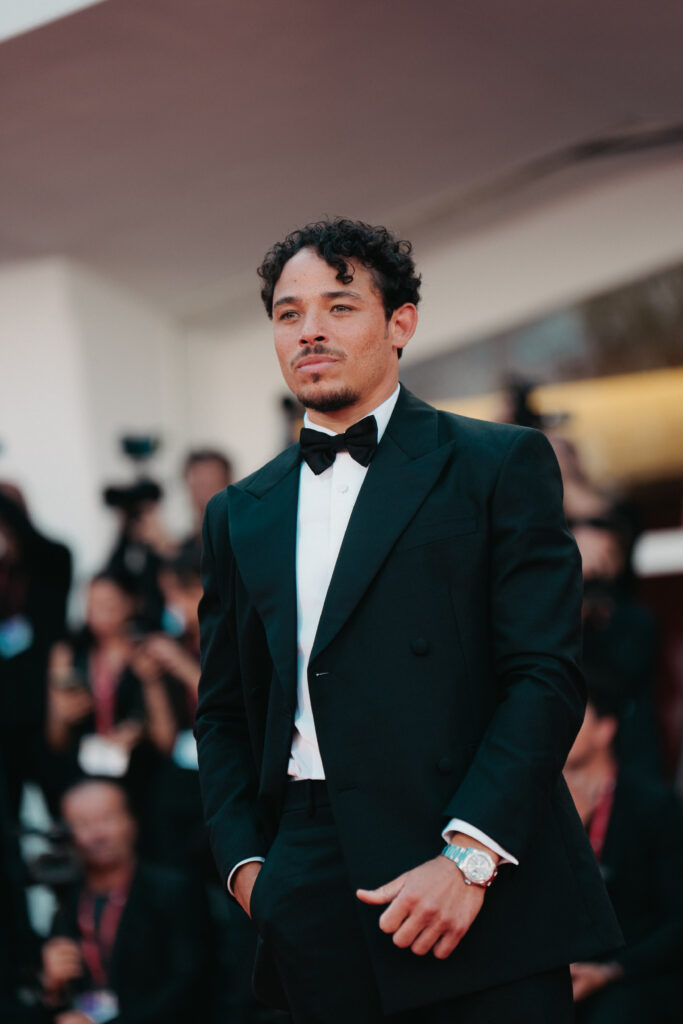 Anthony Ramos al photocall per la Mostra del cinema di Venezia 82 - © Giulia Parmigiani per ScreenWorld.it