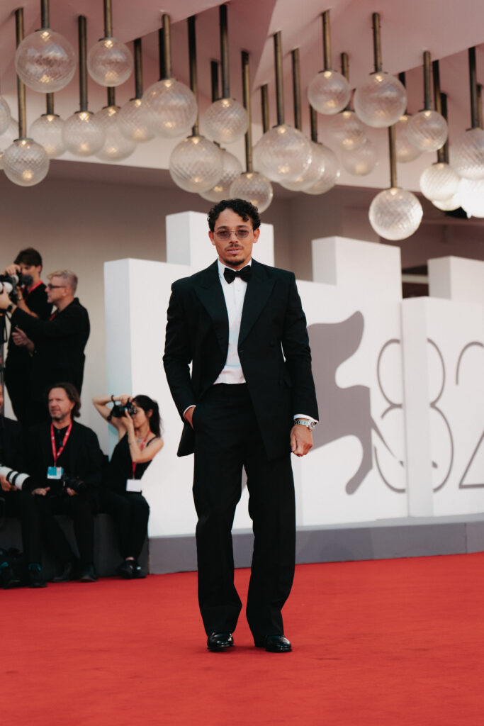 Anthony Ramos al photocall per la Mostra del cinema di Venezia 82 - © Giulia Parmigiani per ScreenWorld.it