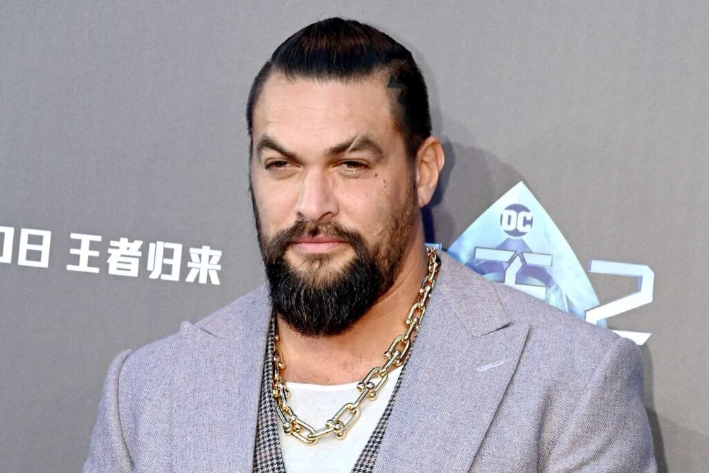 Venezia 82: Jason Momoa ha stile da vendere sul red carpet (VIDEO) Jason Momoa