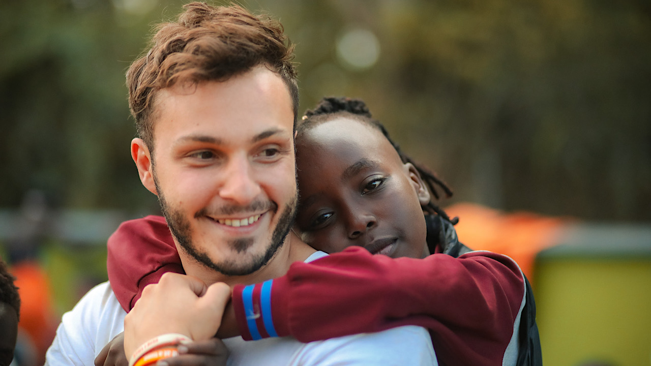 Nicolò Govoni insieme ad un giovane studente in una scena di School of Life, fonte: FreakFactory
