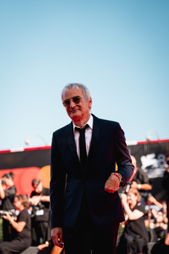 Olivier Assayas al photocall per la Mostra del cinema di Venezia 82 - © Giulia Parmigiani per ScreenWorld.it