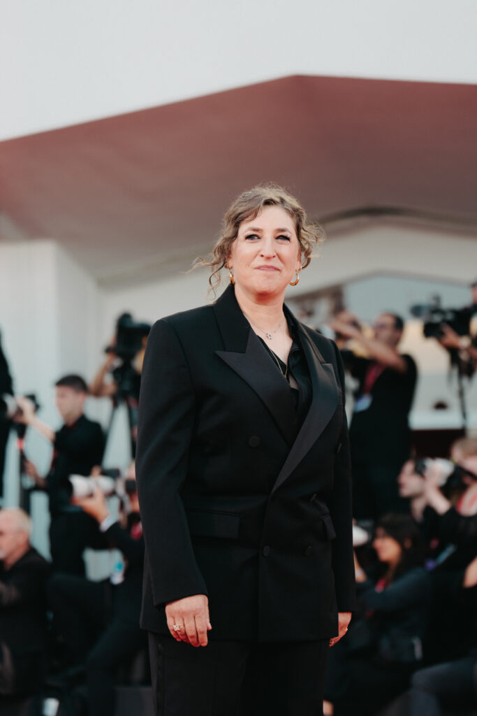Mayim Bialik al photocall per la Mostra del cinema di Venezia 82 - © Giulia Parmigiani per ScreenWorld.it