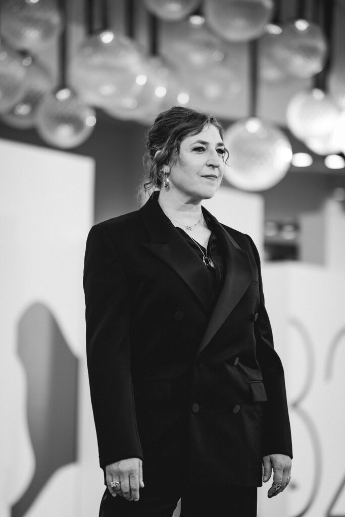 Mayim Bialik al photocall per la Mostra del cinema di Venezia 82 - © Giulia Parmigiani per ScreenWorld.it