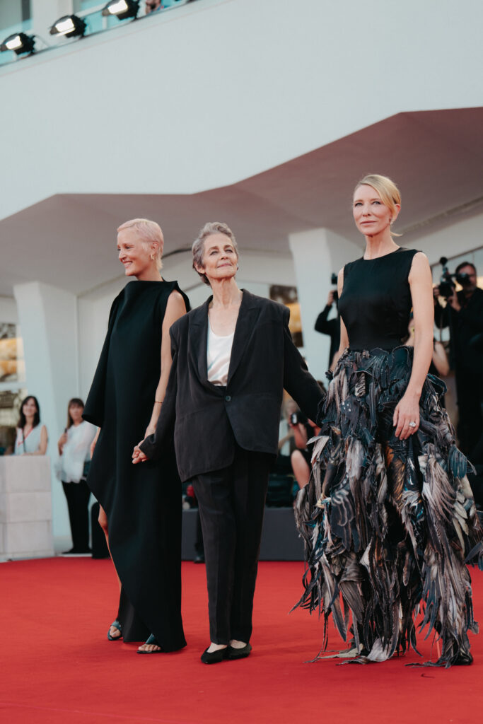 Charlotte Rampling, Cate Blachett e Vicky Krieps al photocall per la Mostra del cinema di Venezia 82 - © Giulia Parmigiani per ScreenWorld.it