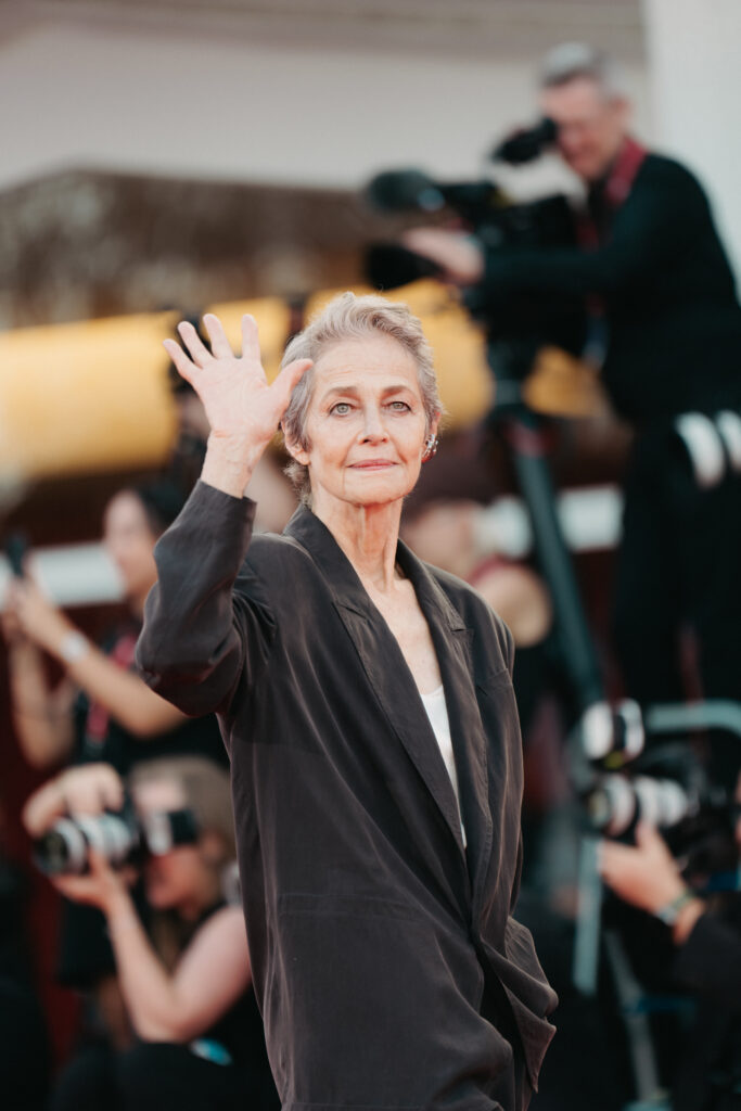 Charlotte Rampling al photocall per la Mostra del cinema di Venezia 82 - © Giulia Parmigiani per ScreenWorld.it
