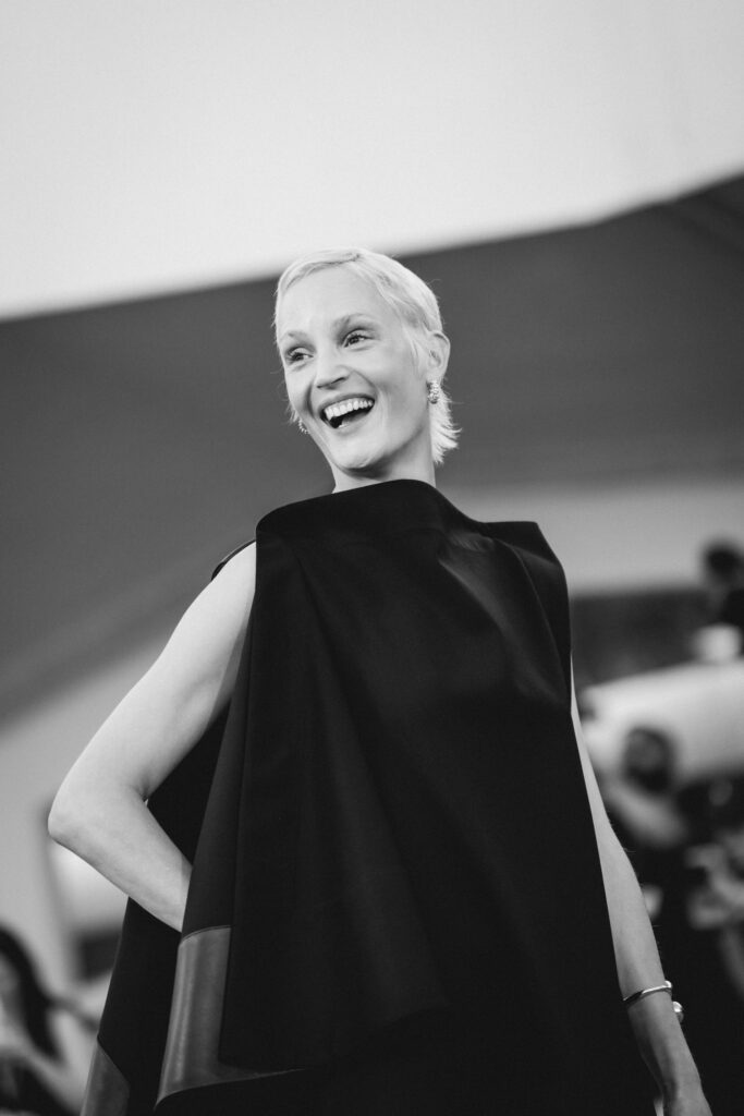 Vicky Krieps al photocall per la Mostra del cinema di Venezia 82 - © Giulia Parmigiani per ScreenWorld.it