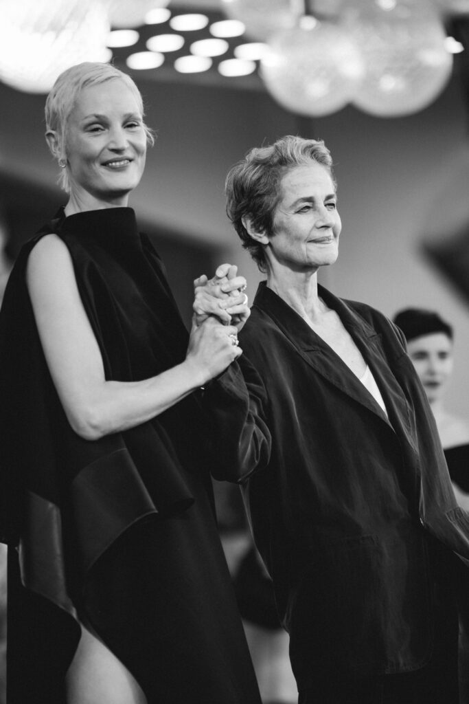 Charlotte Rampling e Vicky Krieps al photocall per la Mostra del cinema di Venezia 82 - © Giulia Parmigiani per ScreenWorld.it