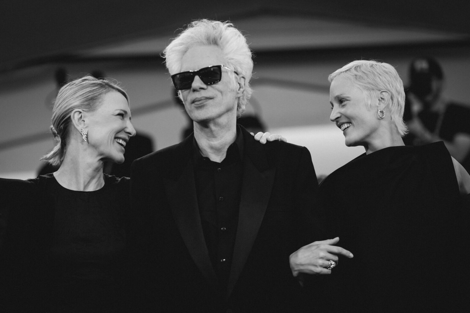 Jim Jarmusch, Cate Blachett e Vicky Krieps al photocall per la Mostra del cinema di Venezia 82 - © Giulia Parmigiani per ScreenWorld.it