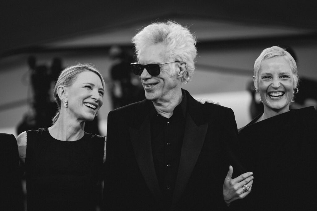 Jim Jarmusch, Cate Blachett e Vicky Krieps al photocall per la Mostra del cinema di Venezia 82 - © Giulia Parmigiani per ScreenWorld.it