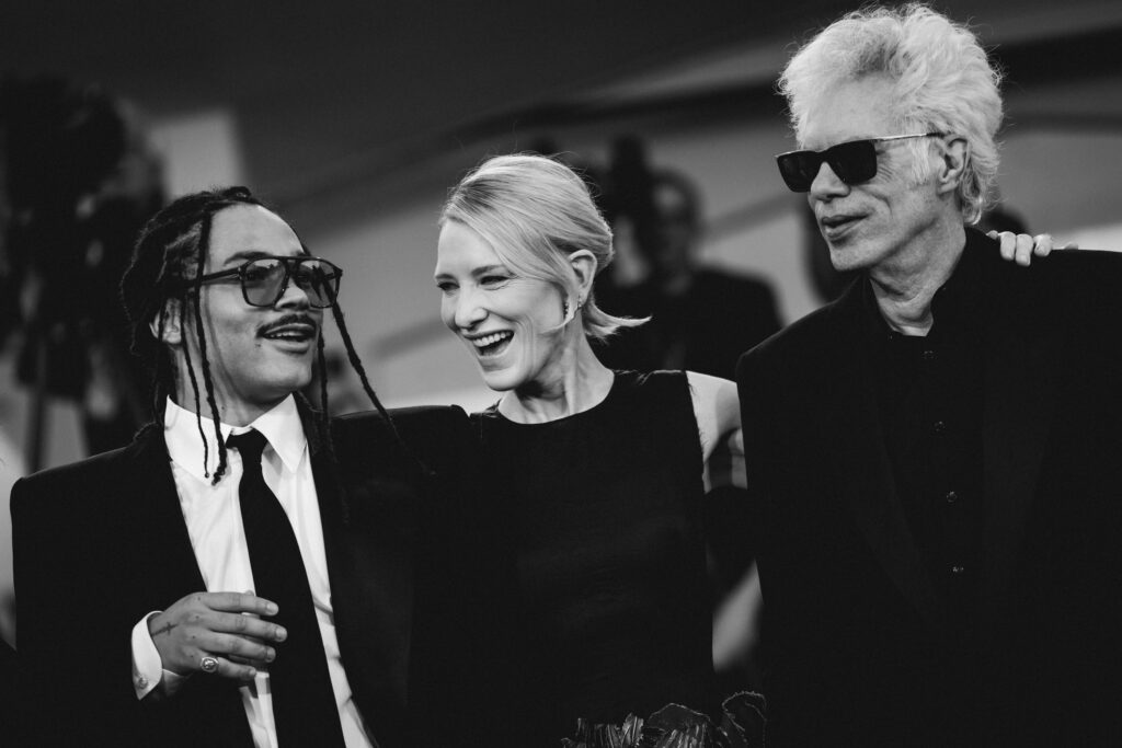 Jim Jarmusch, Cate Blachett e Luka Sabbat al photocall per la Mostra del cinema di Venezia 82 - © Giulia Parmigiani per ScreenWorld.it