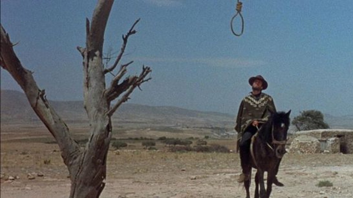 La scena iniziale con l'arrivo dell'Uomo senza nome a San Miguel