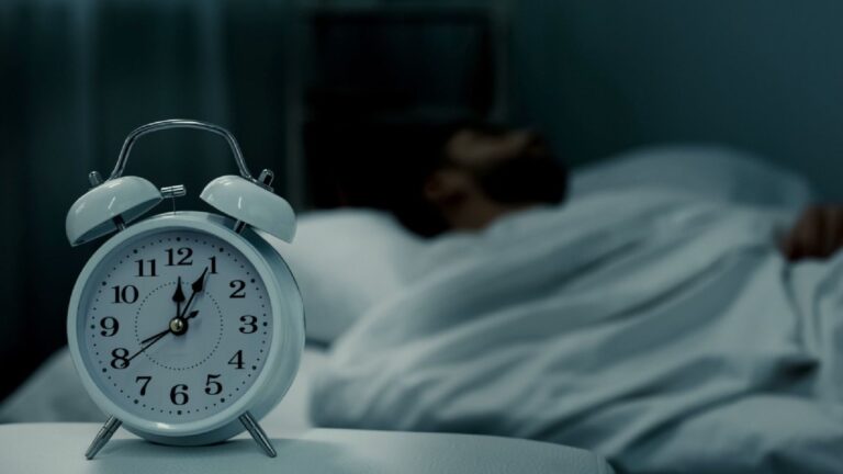 Un uomo che dorme