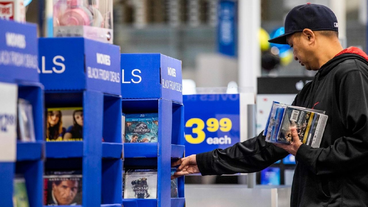 Un utente che acquista DVD e Blu Ray