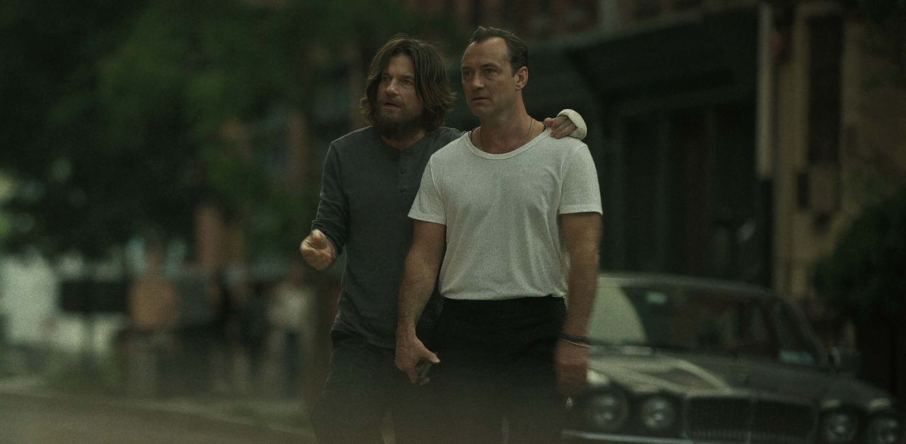 Jude Law e Jason Bateman in una scena di Black Rabbit 