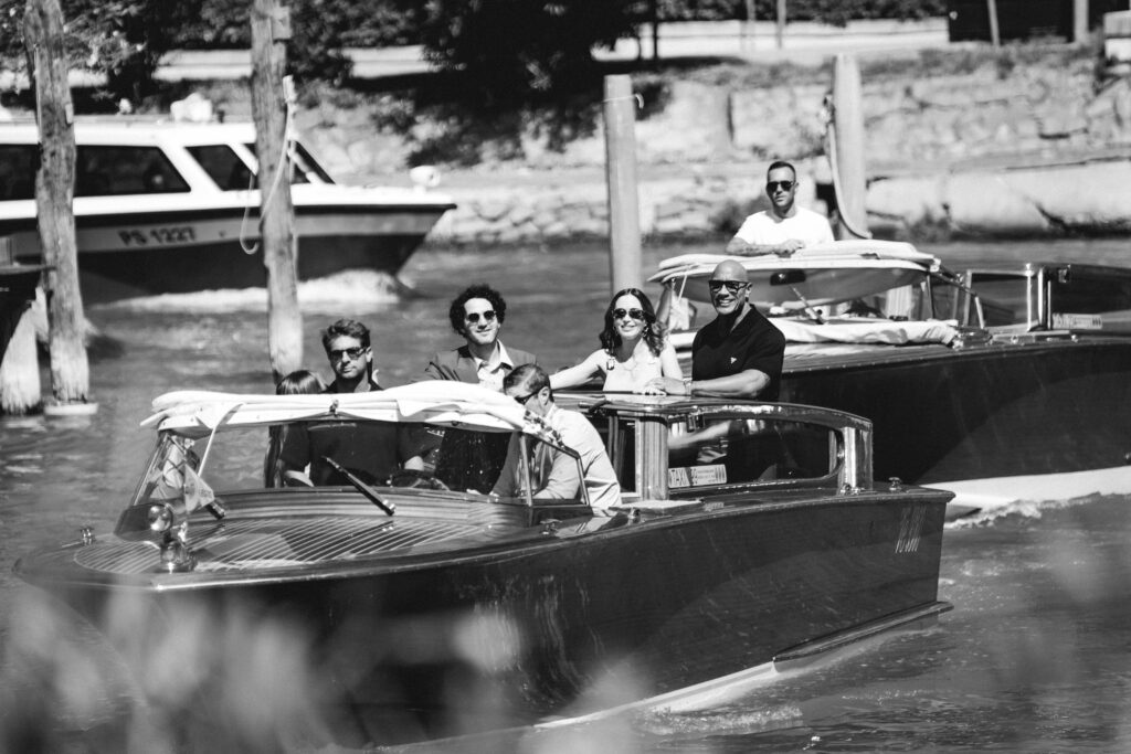 Il cast di The Smashing Machine allo sbarco al lido di Venezia per la Mostra del cinema di Venezia 82 - © Giulia Parmigiani per ScreenWorld.it