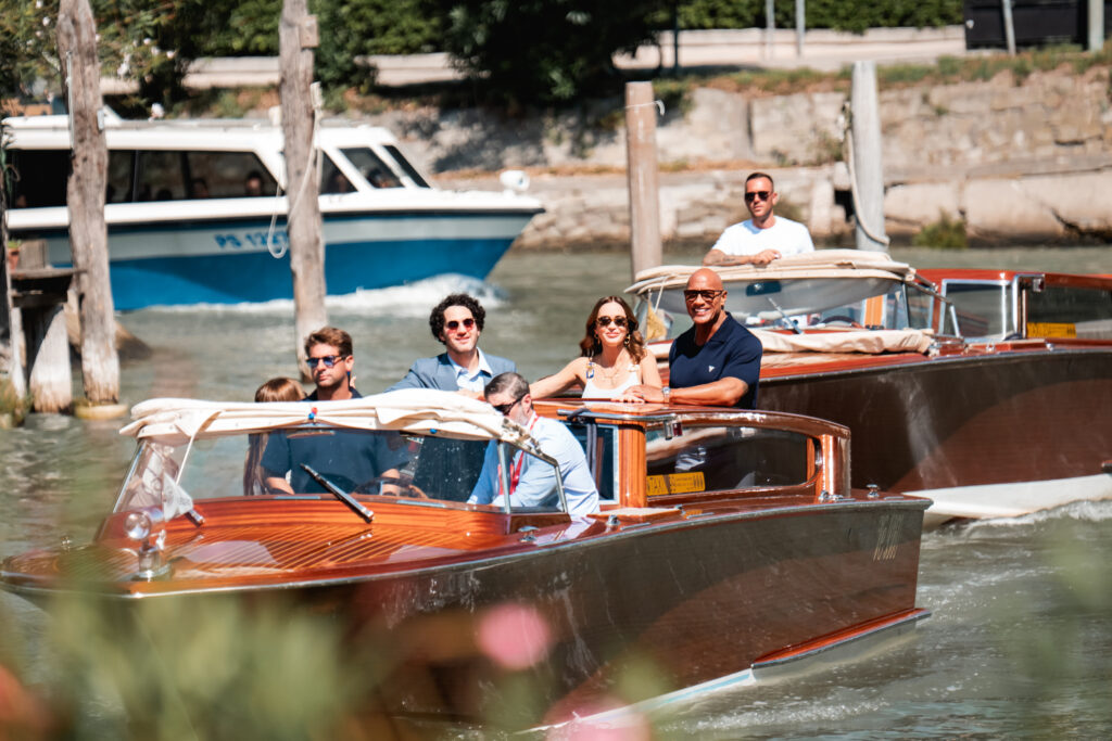 Il cast di The Smashing Machine allo sbarco al lido di Venezia per la Mostra del cinema di Venezia 82 - © Giulia Parmigiani per ScreenWorld.it